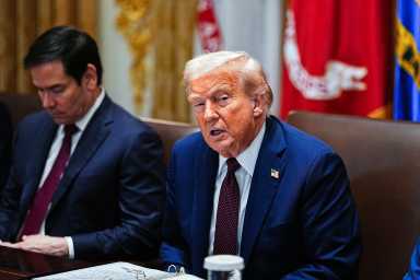 Trump firma orden ejecutiva para limitar votación el voto a distancia