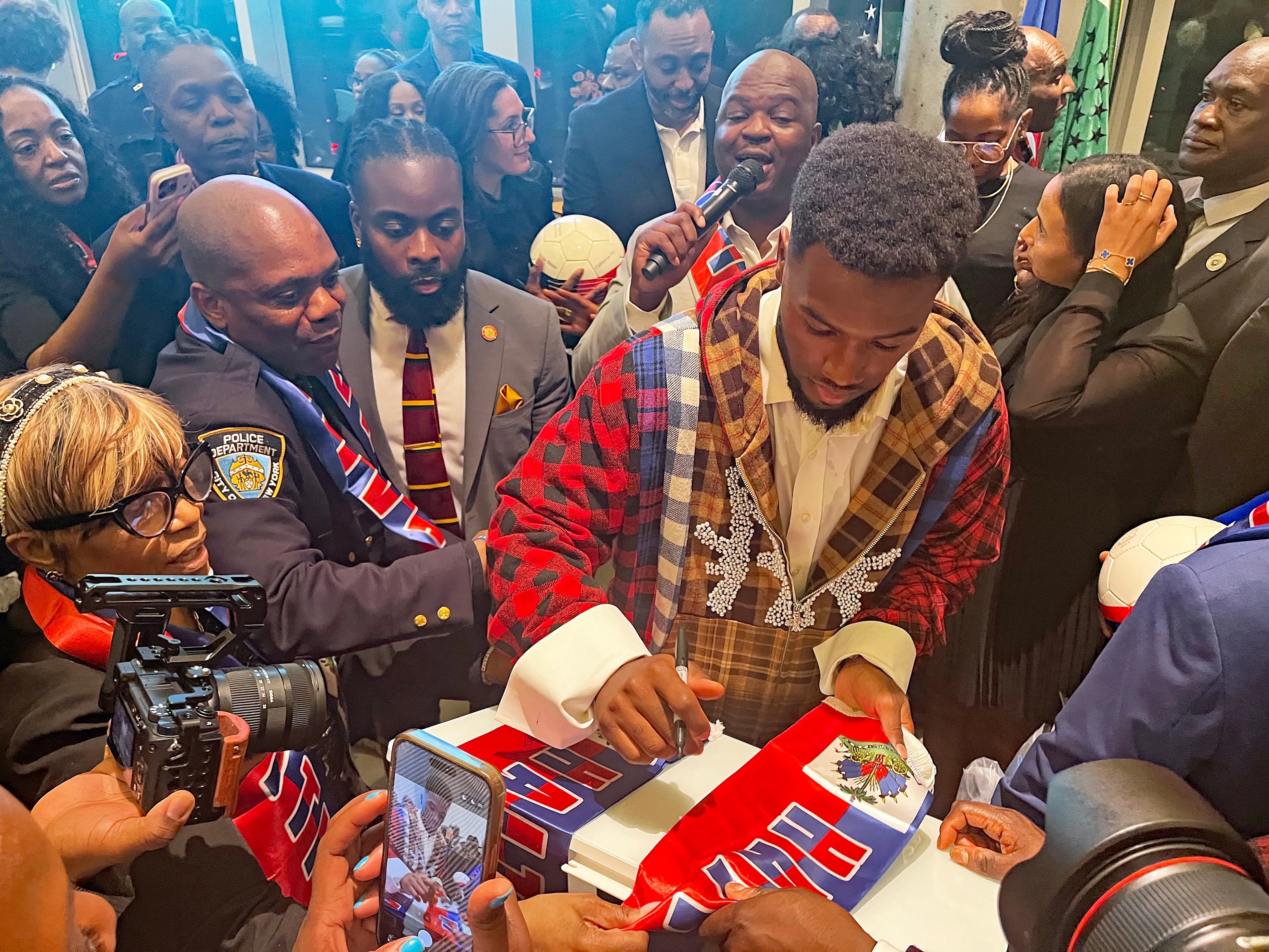 Brooklyn le rinde homenaje al goleador haitiano Duckens Nazon antes del Mundial