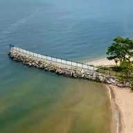 Aprueban la reapertura de Crescent Beach en Glen Cove para la temporada de playas