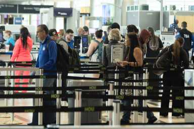 EEUU considera bloquear entrada de extranjeros en aeropuertos de ciudades "santuario"