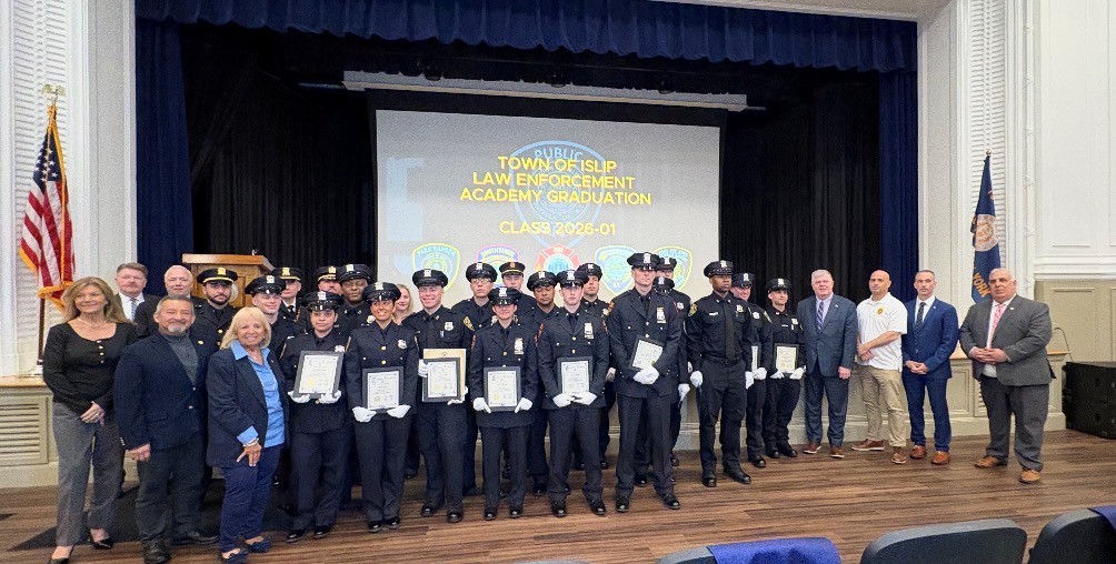 Town de Islip gradúa a cadetes de la Academia de Cumplimiento de la Ley - Primavera 2026