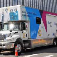 El Vaxmobile ofrece vacunas contra la culebrilla y la neumonía, además de vacunas anti gripe y covid