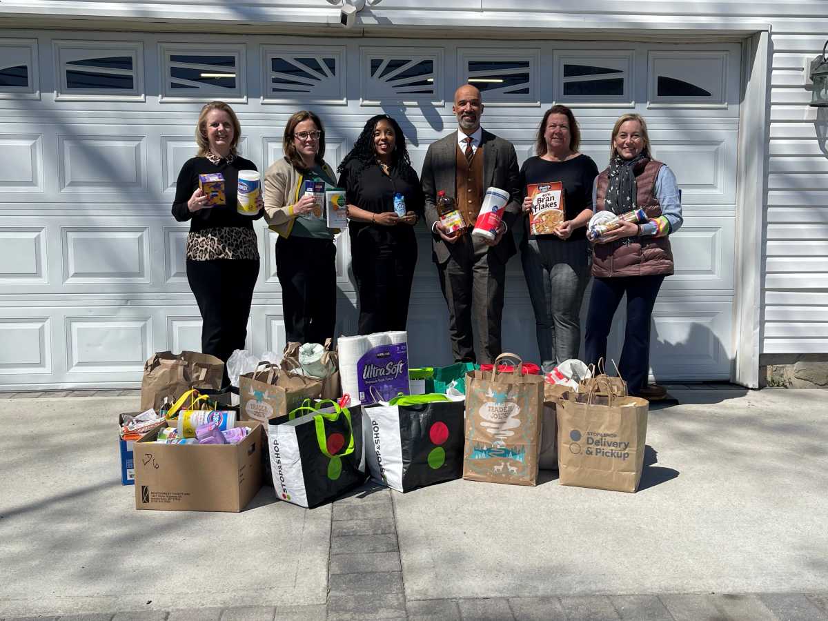 Exitosa recolección de suministros para asistir a mujeres y niños sin vivienda en Long Island