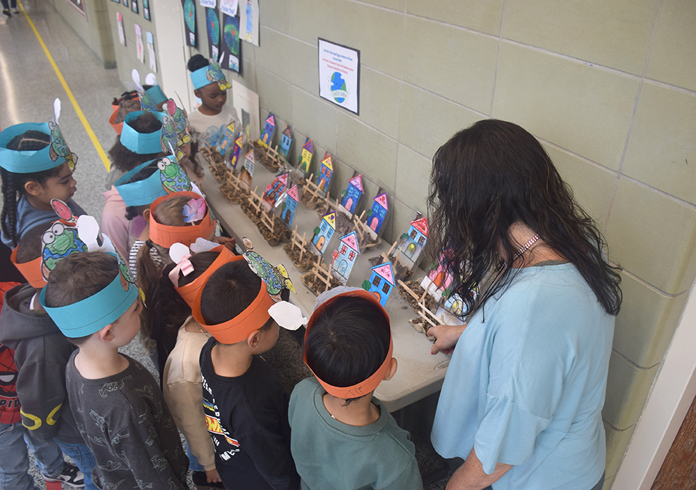 Escuela Primaria de Amityville celebra el Día de la Tierra con un creativo 'Recorrido de Galerías'