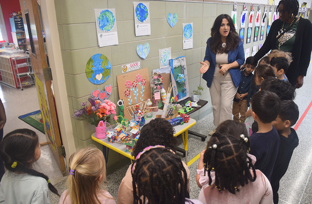 Escuela Primaria de Amityville celebra el Día de la Tierra con un creativo 'Recorrido de Galerías'