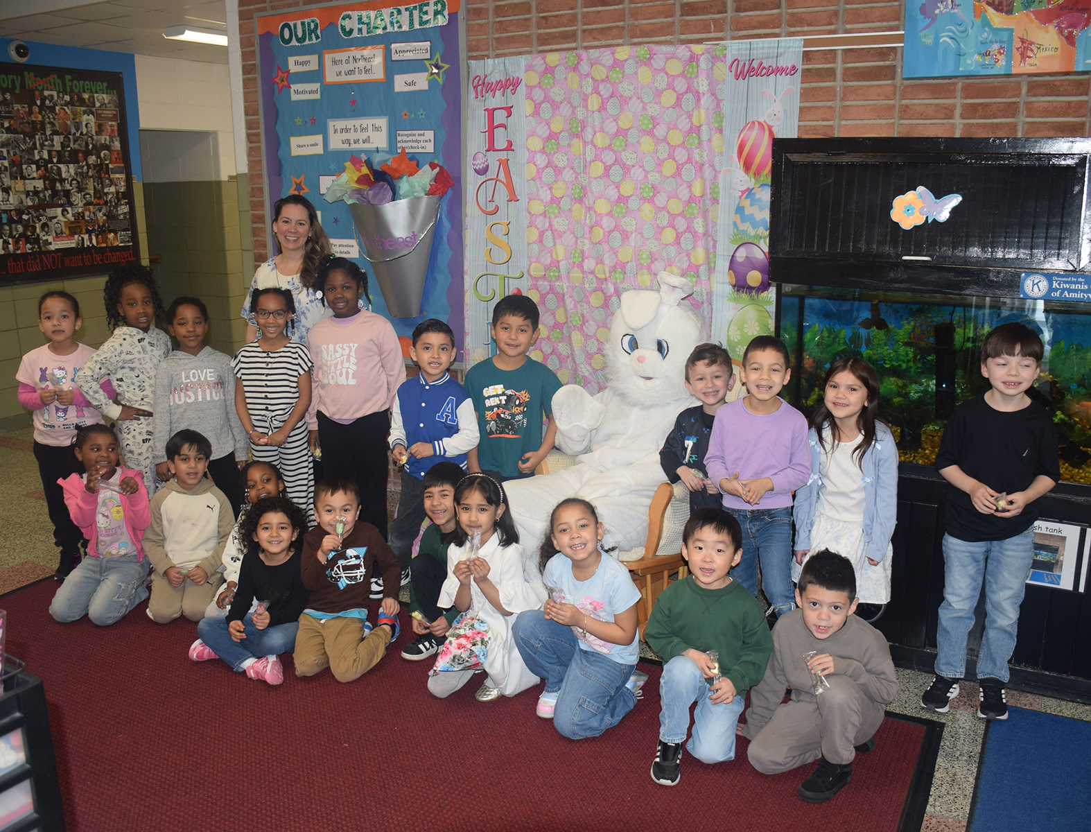 El Conejo de Pascua visita y colma de alegría a la Escuela Primaria Northeast