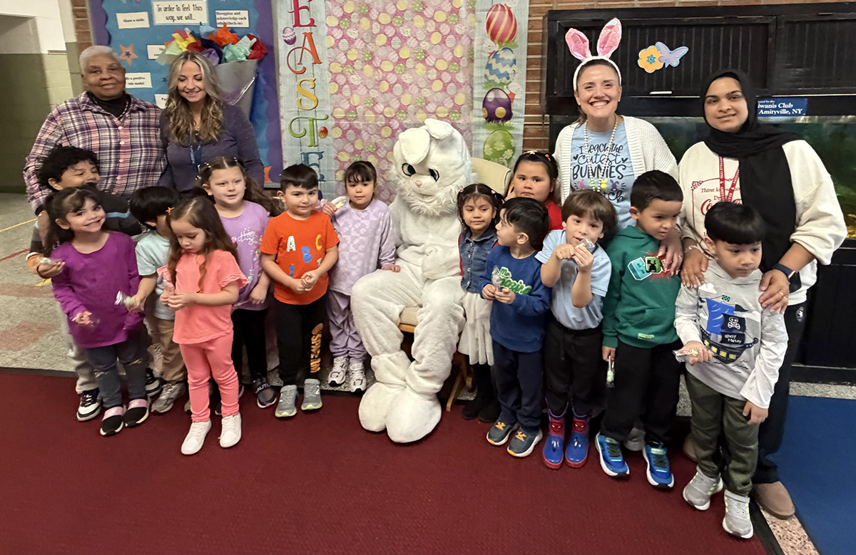 El Conejo de Pascua visita y colma de alegría a la Escuela Primaria Northeast