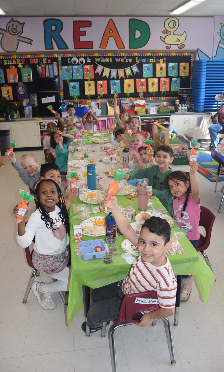 El Conejo de Pascua visita y colma de alegría a la Escuela Primaria Northeast