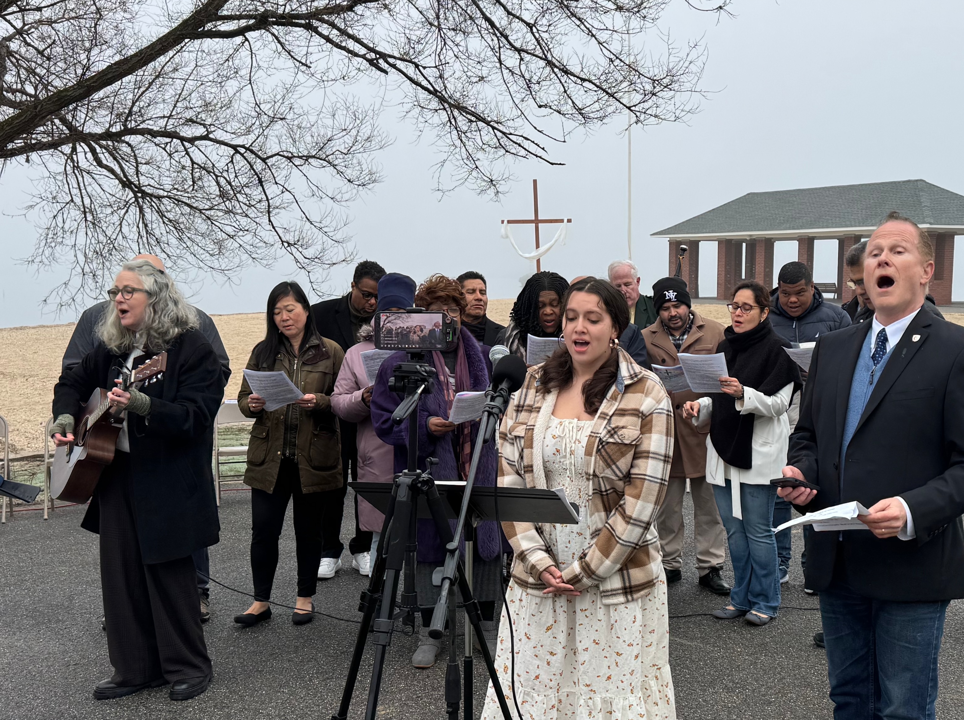 El 10mo. Servicio anual de Pascua al Amanecer une a la comunidad en Glen Cove