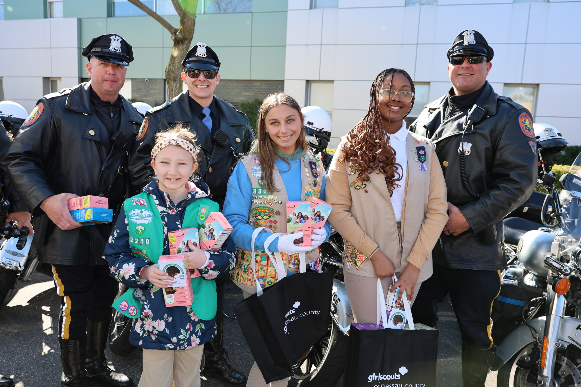 Girl Scouts de Nassau conmemoran la "Operation Cookie" para tropas militares y héroes locales
