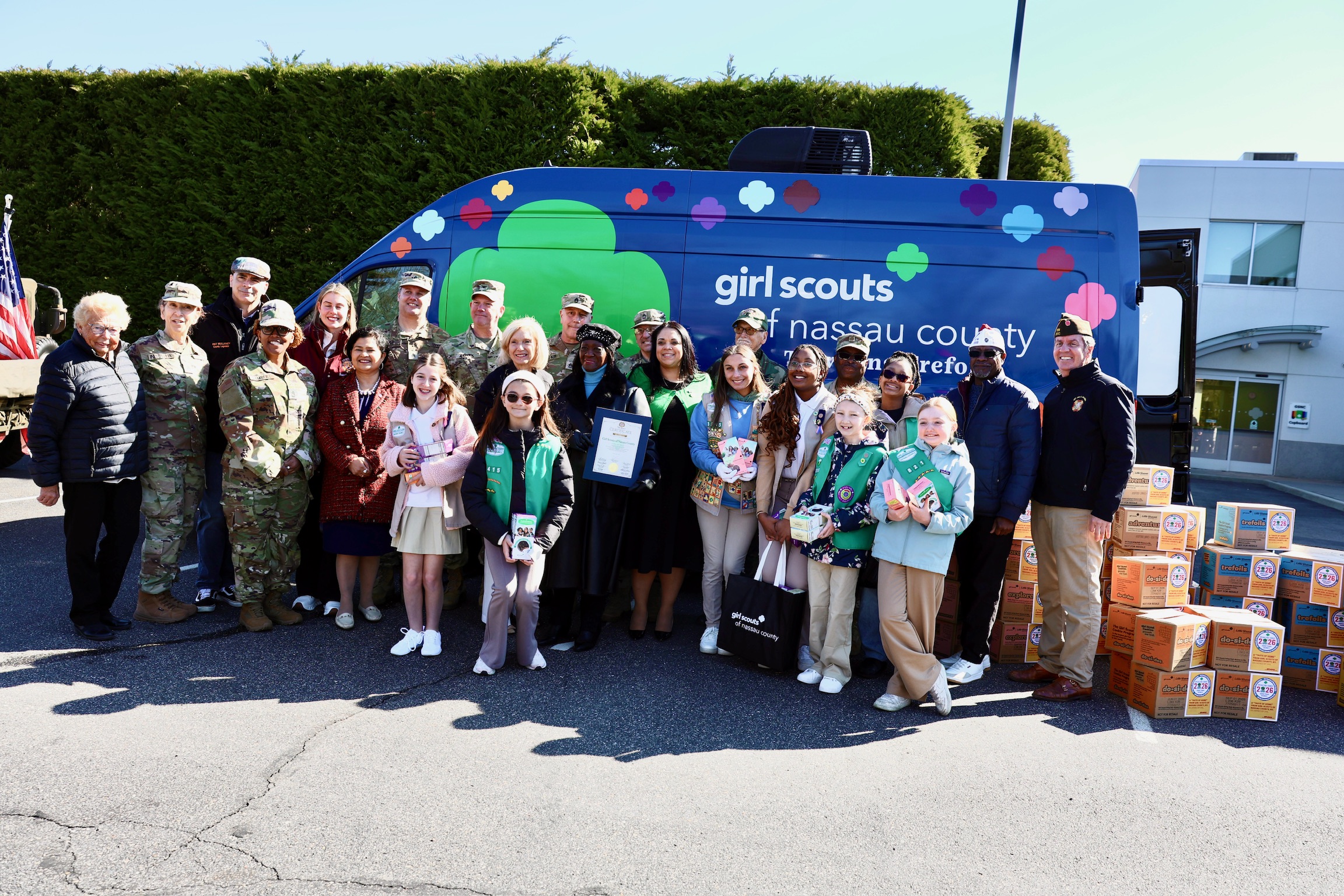 Girl Scouts de Nassau conmemoran la "Operation Cookie" para tropas militares y héroes locales