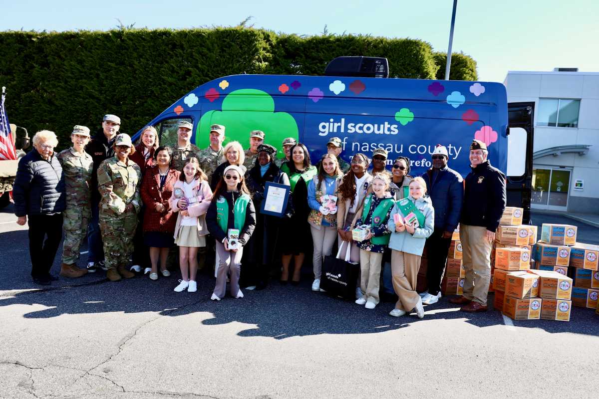 Girl Scouts de Nassau conmemoran la "Operation Cookie" para tropas militares y héroes locales