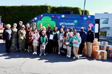 Girl Scouts de Nassau conmemoran la "Operation Cookie" para tropas militares y héroes locales