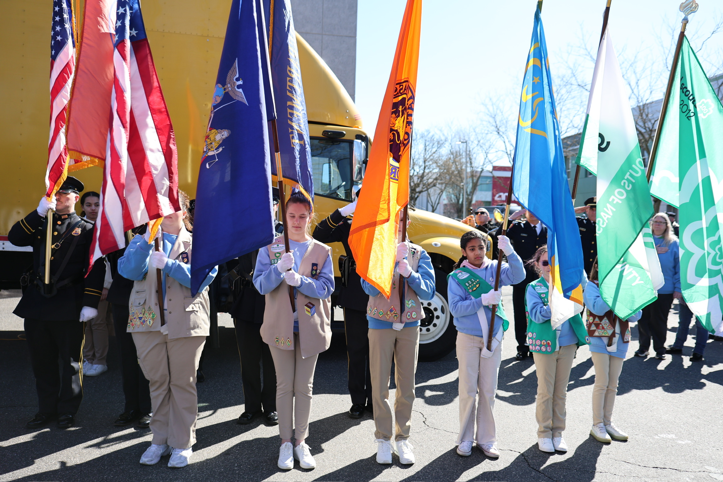 Girl Scouts de Nassau conmemoran la "Operation Cookie" para tropas militares y héroes locales