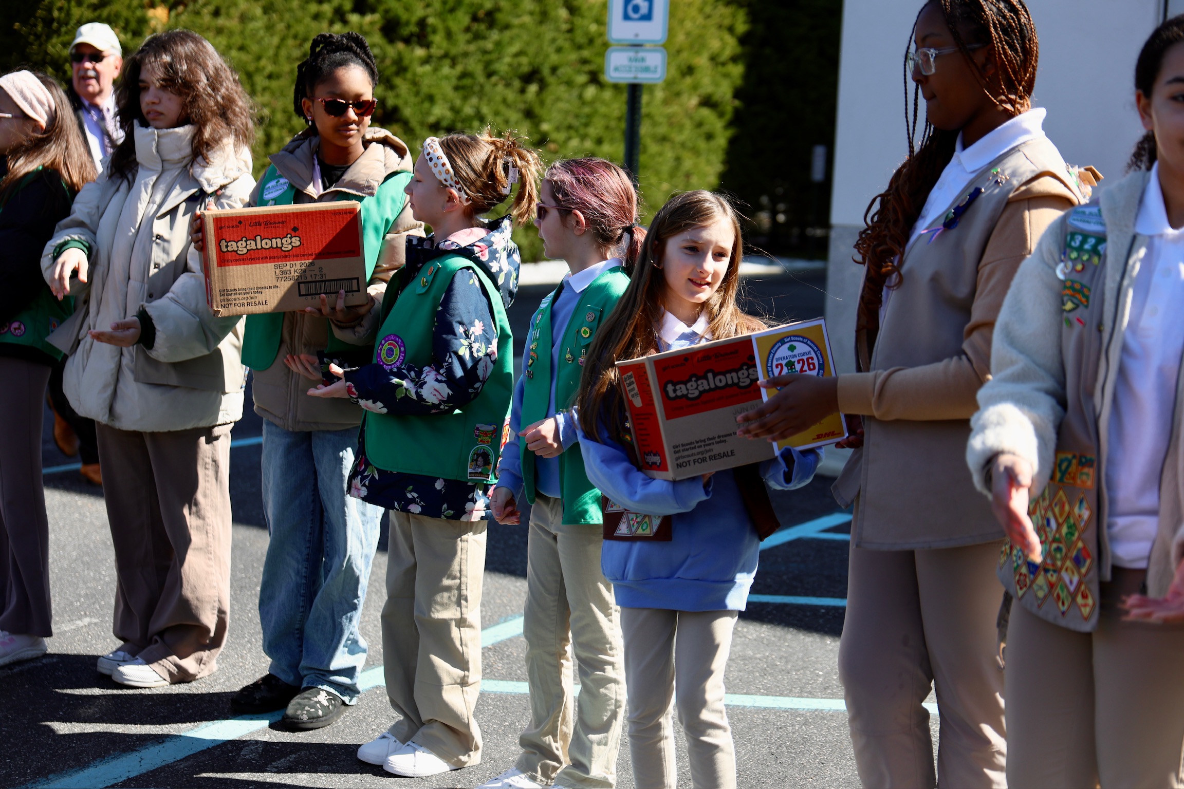 Girl Scouts de Nassau conmemoran la "Operation Cookie" para tropas militares y héroes locales