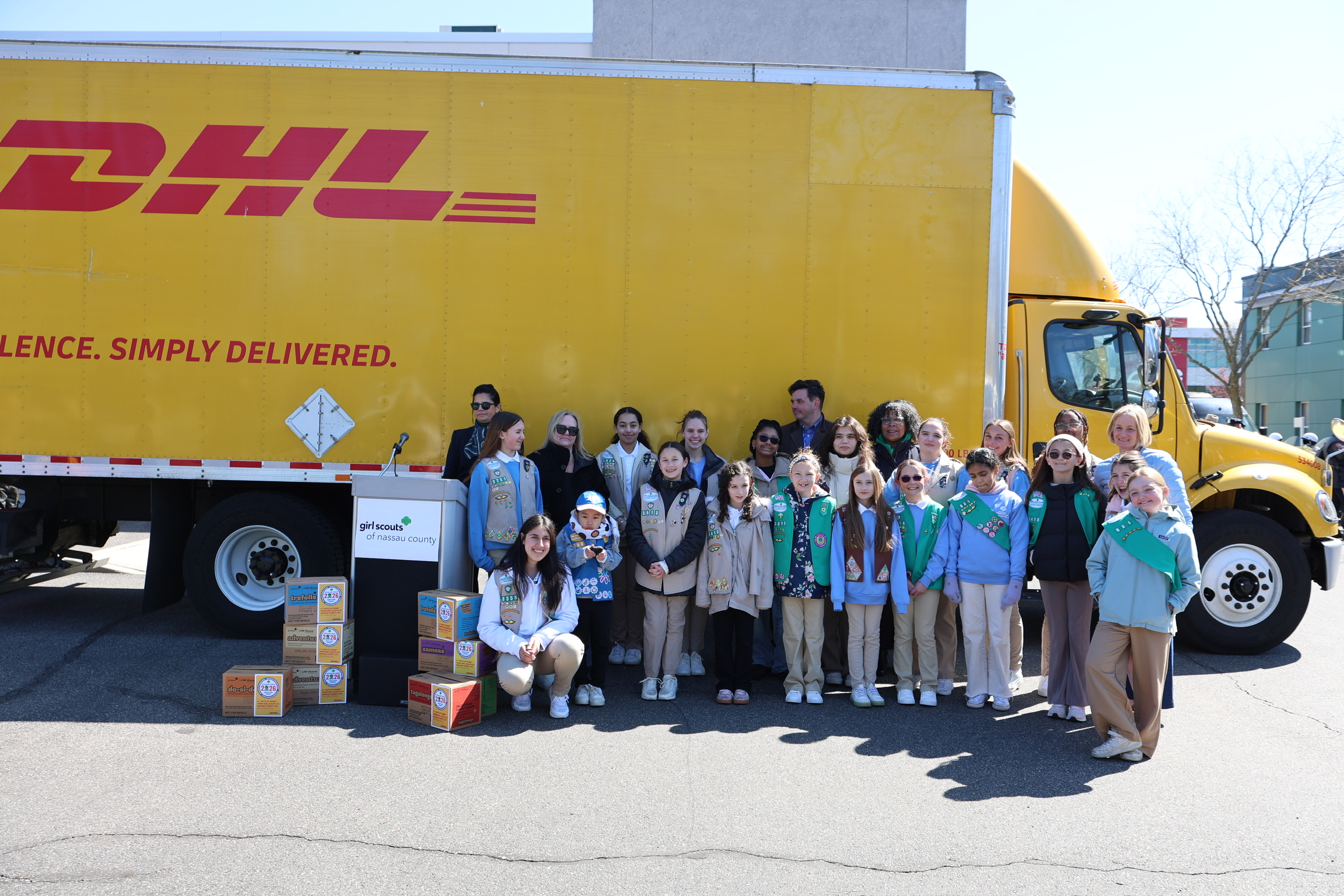 Girl Scouts de Nassau conmemoran la "Operation Cookie" para tropas militares y héroes locales