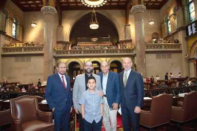 Un siglo de fe a través de generaciones, el pastor Dan Rivera visita la Asamblea del Estado de Nueva York