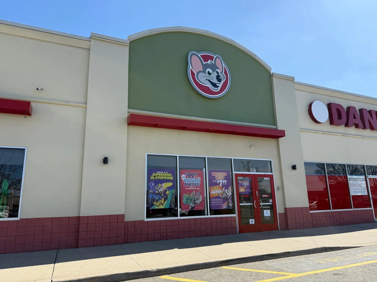 Hombre de Roosevelt sentenciado por asesinar a un hispano detrás de un Chuck E. Cheese en Hempstead