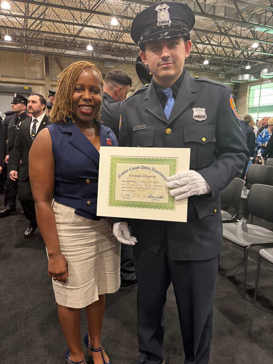 Legisladora Russell presente en graduación de nuevos policías del condado de Nassau