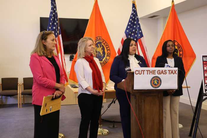 Legisladoras demócratas reclaman que los republicanos en Nassau apoyen una exención del impuesto a la gasolina