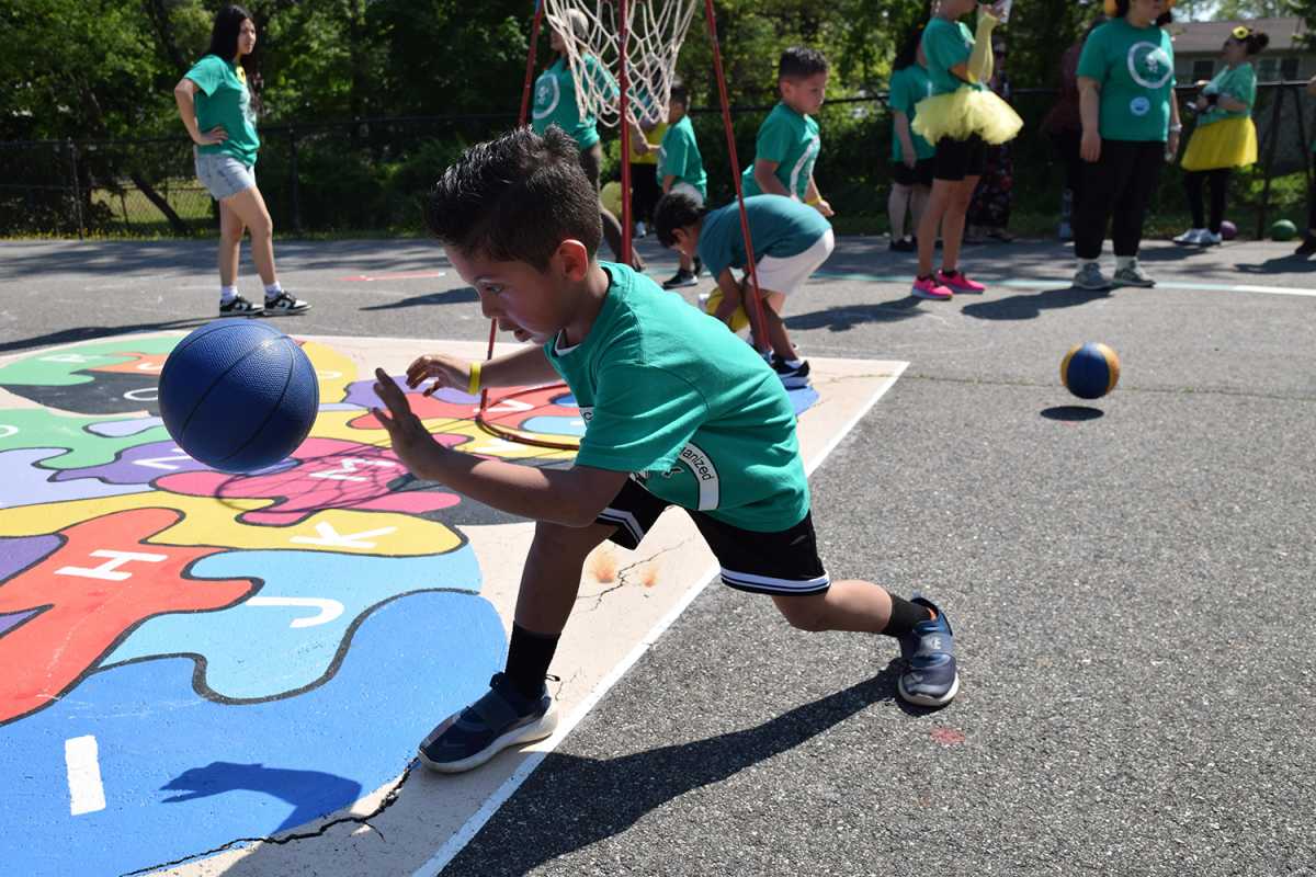 Los alumnos más jóvenes de Brentwood saltan, compiten y animan el "Día de Campo"
