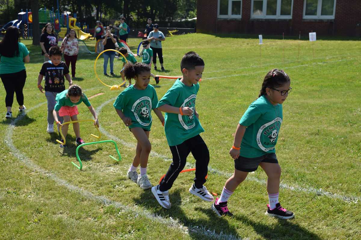 Los alumnos más jóvenes de Brentwood saltan, compiten y animan el "Día de Campo"