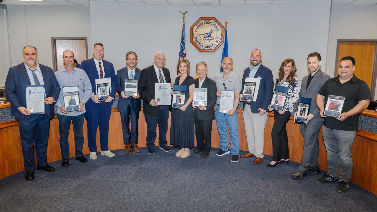 Honran a pequeñas empresas de los 18 distritos legislativos de Suffolk