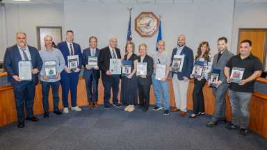 Honran a pequeñas empresas de los 18 distritos legislativos de Suffolk
