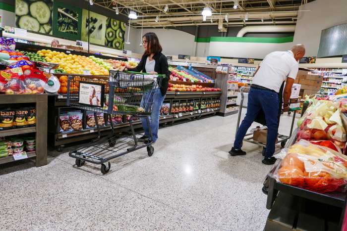 La confianza del consumidor en la economía de EEUU cae al mínimo por la guerra en Irán