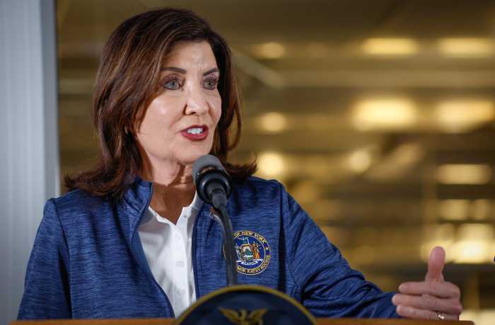 El estado de Nueva York prohíbe a ICE actuar en escuelas e iglesias sin orden judicial