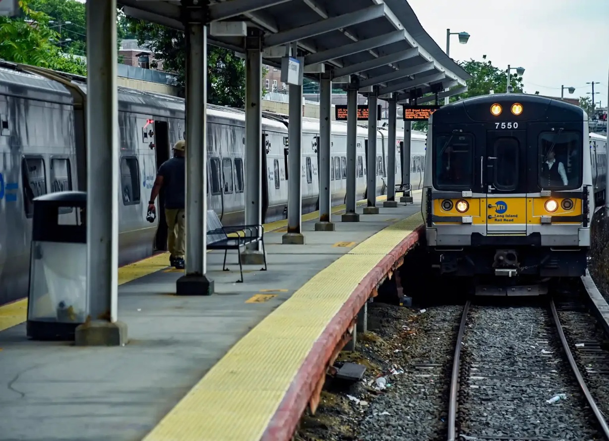 Los sindicatos de la MTA y del LIRR llegan a un acuerdo que pone fin a una huelga de 3 días