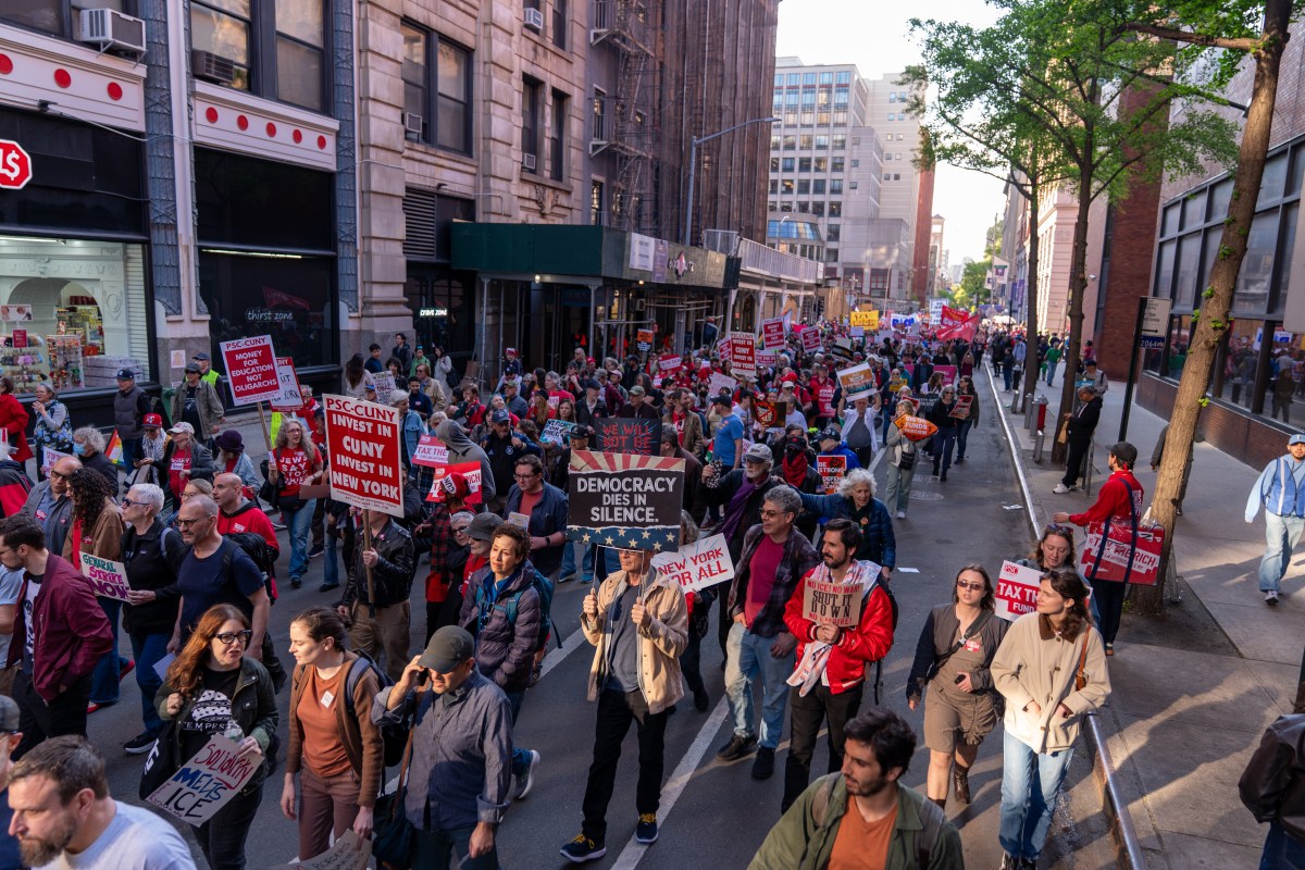 Miles de trabajadores inmigrantes protestan contra ataques de ICE y la guerra de Trump