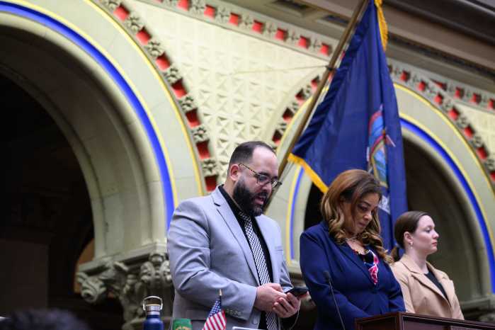 Un siglo de fe a través de generaciones, el pastor Dan Rivera visita la Asamblea del Estado de Nueva York