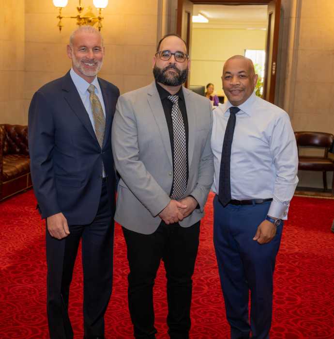 Un siglo de fe a través de generaciones, el pastor Dan Rivera visita la Asamblea del Estado de Nueva York