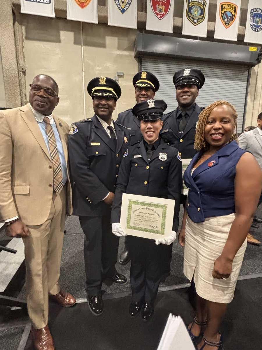 Legisladora Russell presente en graduación de nuevos policías del condado de Nassau