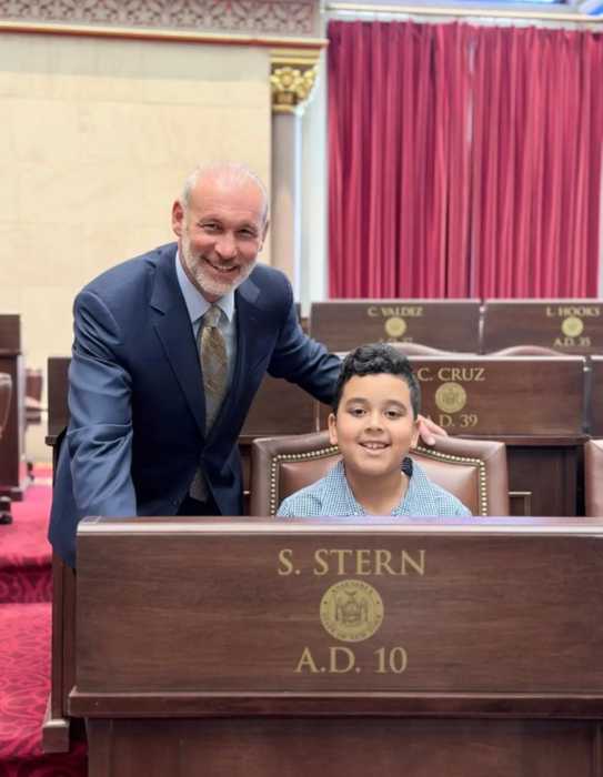 Un siglo de fe a través de generaciones, el pastor Dan Rivera visita la Asamblea del Estado de Nueva York