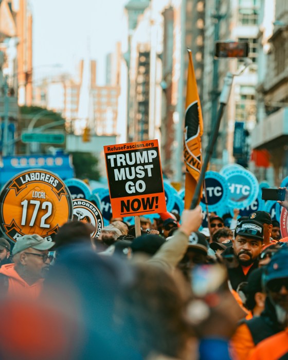Miles de trabajadores inmigrantes protestan contra ataques de ICE y la guerra de Trump