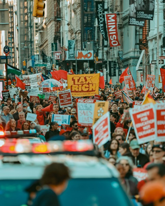 Miles de trabajadores inmigrantes protestan contra ataques de ICE y la guerra de Trump