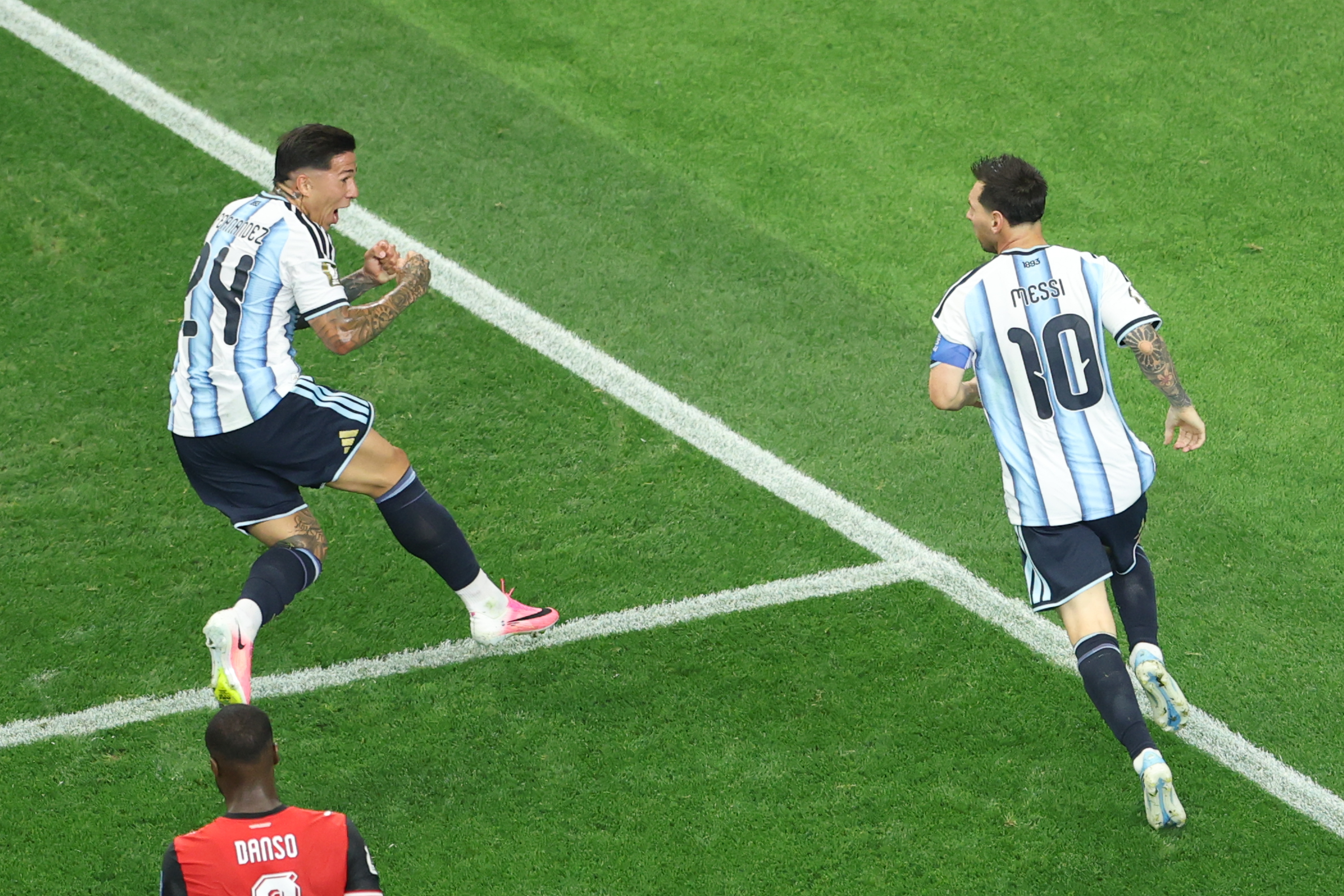 Con doblete Messi agranda su leyenda y Argentina avanza a dieciseisavos