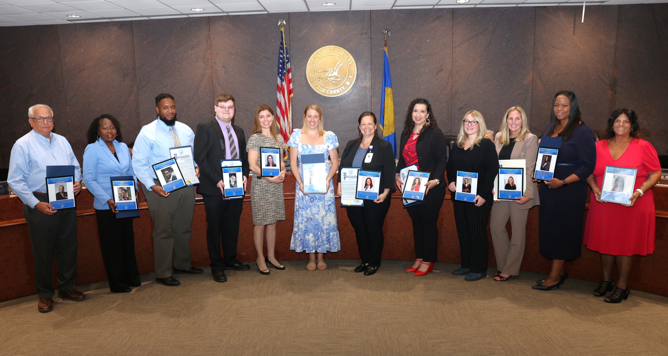 Rinden homenaje a profesionales de la salud que salvan vidas en condado de Suffolk