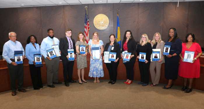 Rinden homenaje a profesionales de la salud que salvan vidas en condado de Suffolk