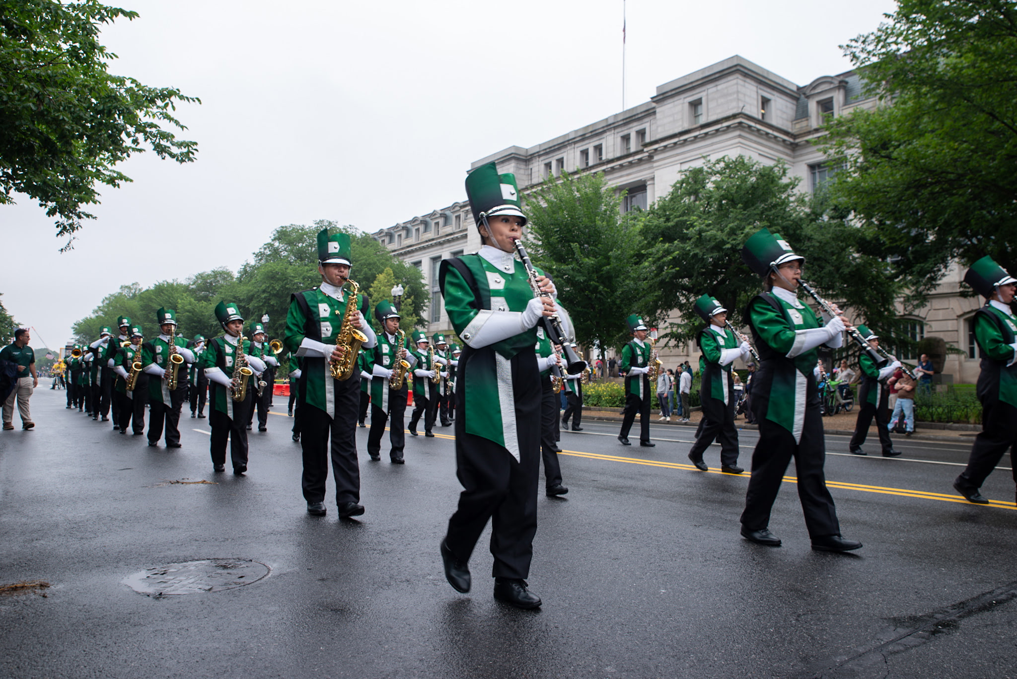 Banda de marcha estudiantil de Brentwood deslumbra en Desfile Nacional en Washington DC
