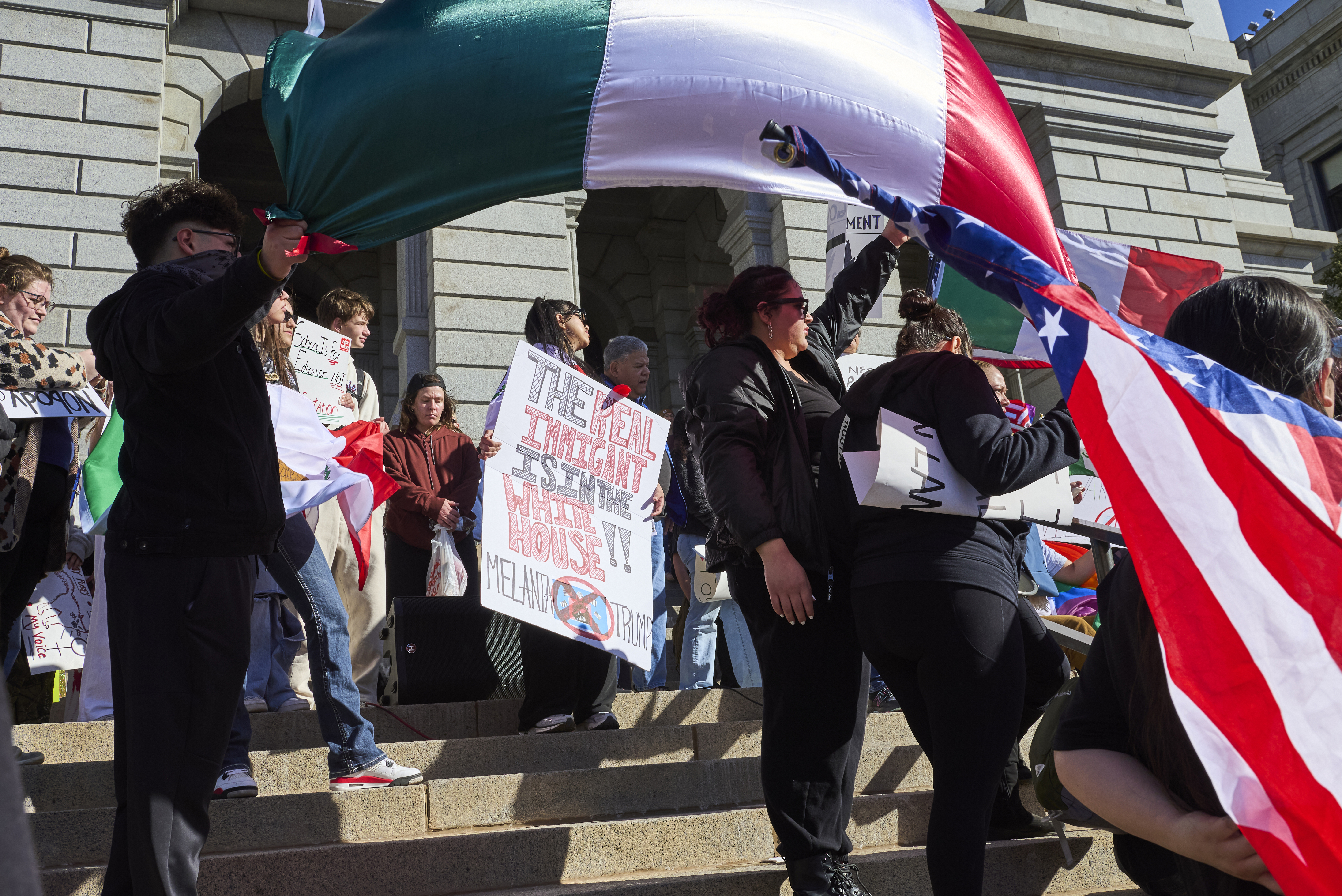 Regla de Trump sobre las 'green cards' golpea la migración legal y separará más familias