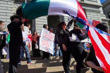 Regla de Trump sobre las 'green cards' golpea la migración legal y separará más familias