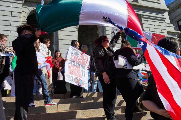 Regla de Trump sobre las 'green cards' golpea la migración legal y separará más familias