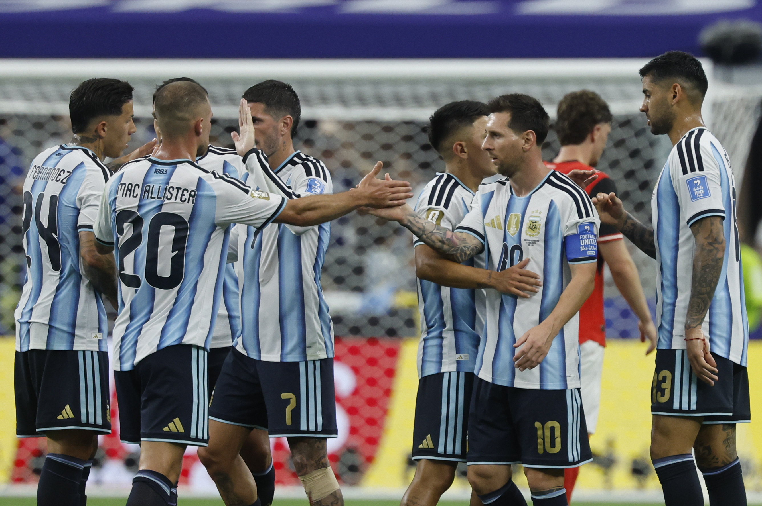 Con doblete Messi agranda su leyenda y Argentina avanza a dieciseisavos