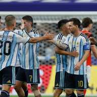Con doblete Messi agranda su leyenda y Argentina avanza a dieciseisavos