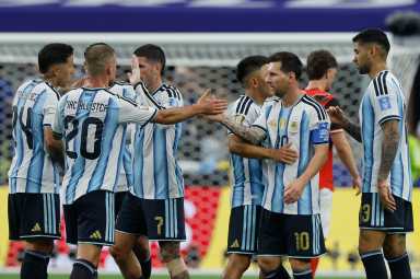 Con doblete Messi agranda su leyenda y Argentina avanza a dieciseisavos