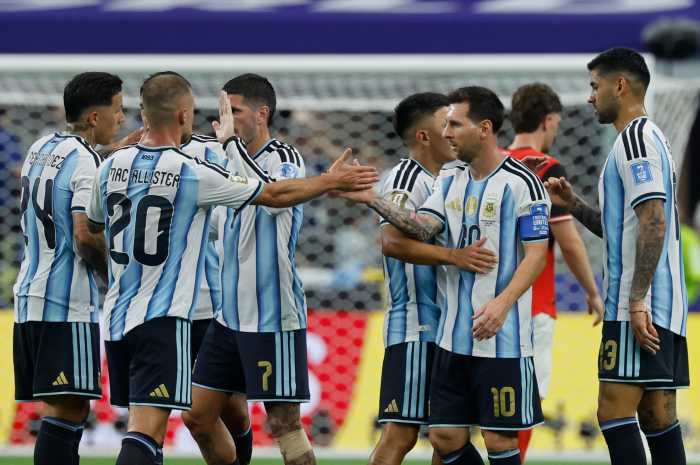 Con doblete Messi agranda su leyenda y Argentina avanza a dieciseisavos