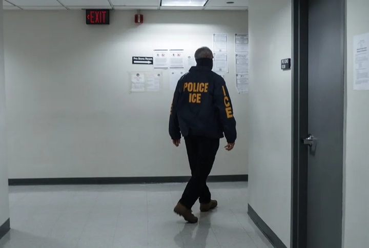 ICE cambia normas de detención migratoria a petición de contratista privado, según reportes